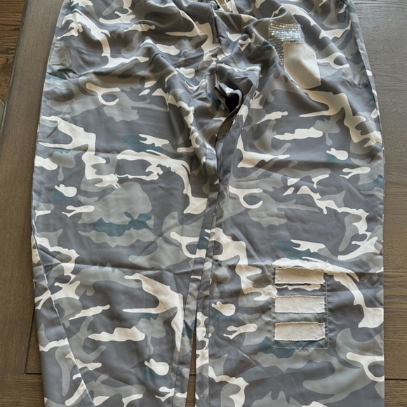 Camo Cargo Pants with beige peace shirt set (2pieces) XL - Picture 2 of 7